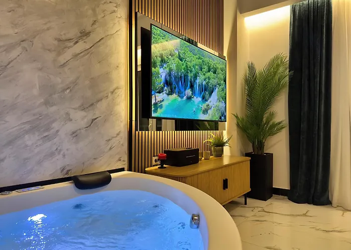 Olympus Luxury Collection - With Jacuzzi And Ancient Theatre View * Larissa